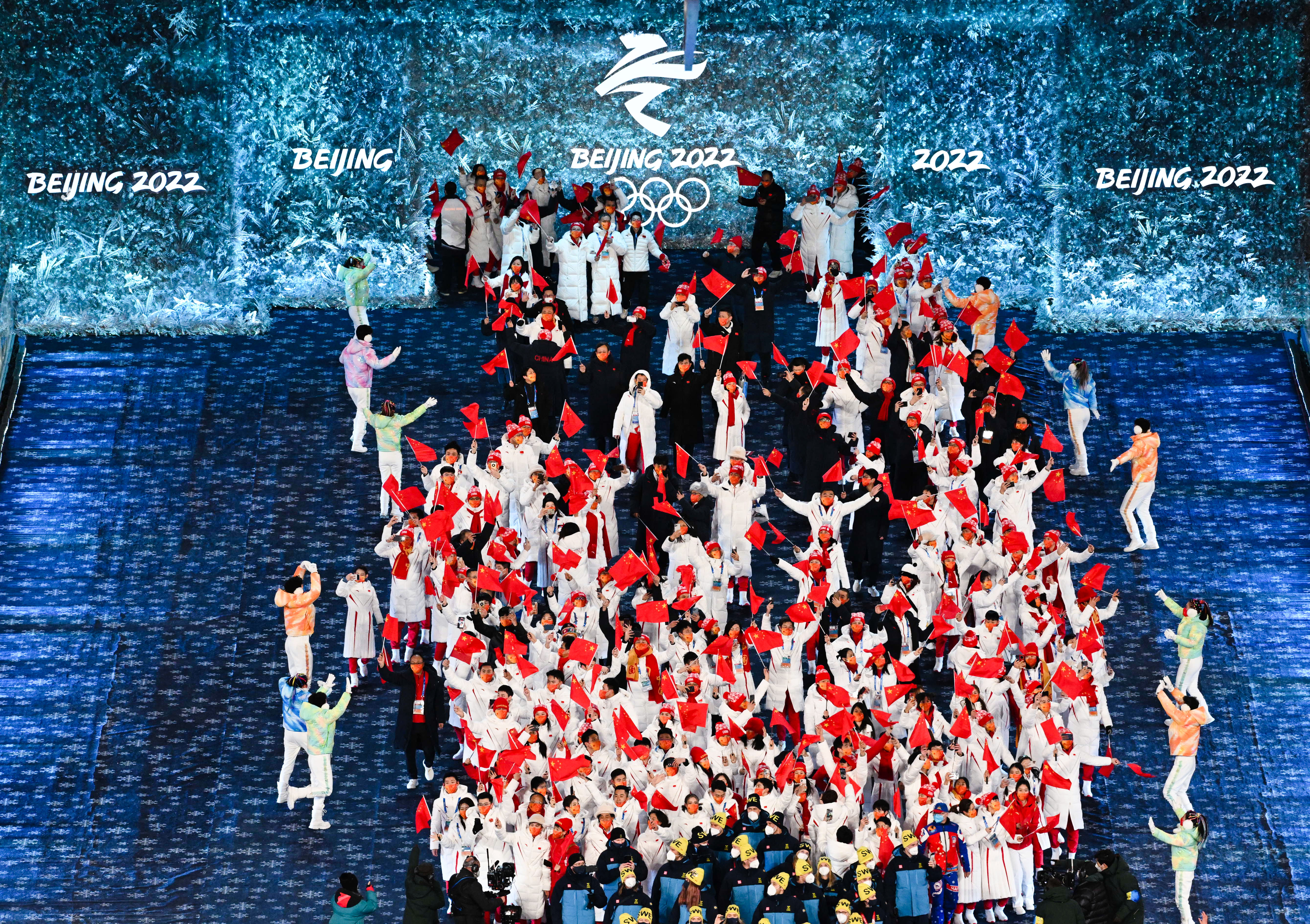 北京2022年冬奥会闭幕式_冬奥会闭幕式_中国代表团旗手高亭宇徐梦桃